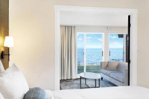考特尼Kingfisher Pacific Resort & Spa的客房设有床、沙发和桌子。