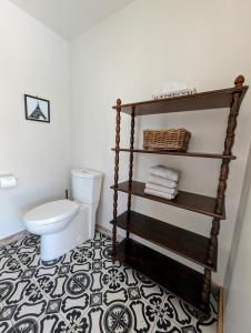 克利尔沃特Gurus Of Gravel Bike Retreat Guest Suite的一间带卫生间的浴室和一个带毛巾的架子