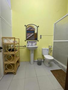 丹吉尔Dar Mora的一间带水槽和卫生间的浴室