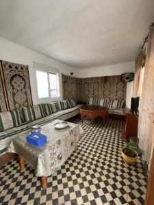 丹吉尔Dar Mora的客厅配有沙发和桌子