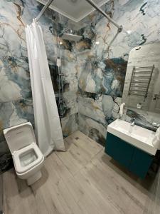 ArbatʼLux Plaza Hotel的一间带卫生间和水槽的浴室