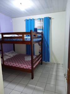 杜阿拉RESIDENCE WALNICK的客房设有两张双层床和蓝色窗帘