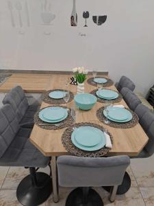 波罗斯Sun and Salt Villas的一张带蓝色板子的木桌