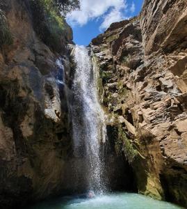 塔扎Gite Ain Bechar的岩石山边的瀑布