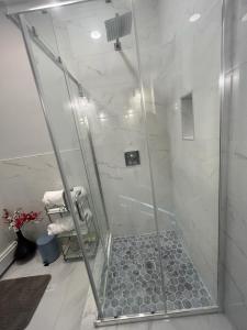 Huntington StationPrivate Suite In Huntington Station的浴室里设有玻璃门淋浴