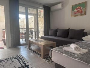 StolacCuprija _apartments的客厅配有沙发和桌子