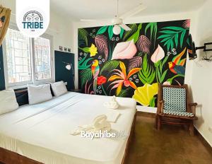 巴亚希贝Bayahibe Village Inn的一间卧室设有一张大床和色彩缤纷的墙壁