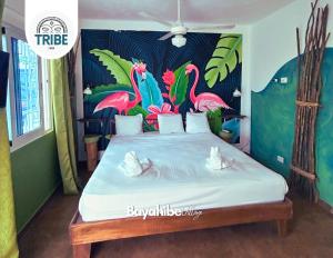 巴亚希贝Bayahibe Village Inn的一间卧室配有一张带火烈鸟绘画的床