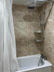 NevendonModern 3 Bed House for 6 guests的带淋浴和浴缸及淋浴帘的浴室