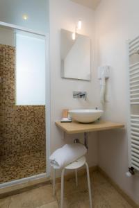 佛罗伦萨Boutique Hotel La Casa di Morfeo的一间带水槽、镜子和淋浴的浴室