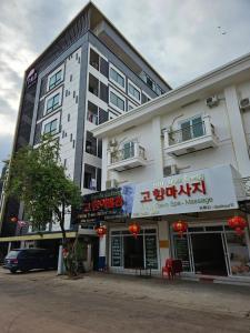 万象PND apartment 코너룸 한국식 콘도的前面有商店的大建筑