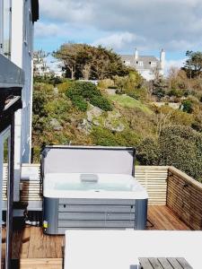 特雷杜尔Trearddur Bay - Home with a view and Hot Tub - Sleeps 10的凉爽的凉爽的凉爽的凉爽的凉爽的甲板,享有房子的景色