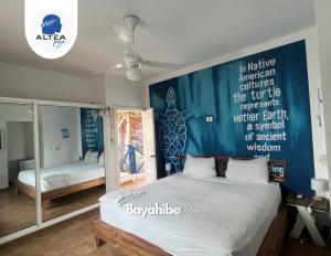 巴亚希贝Bayahibe Village Inn的一间卧室配有一张蓝色墙壁的床