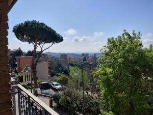 卡斯德尔诺迪波托"Gli archi sul borgo" - relax tra Roma e Autodromo Vallelunga的阳台享有城市美景。