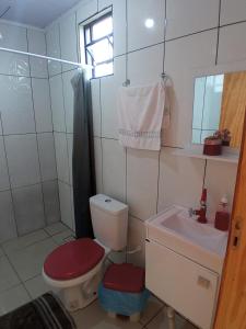 Ametista do SulHotel cabanas bom Jesus的一间带卫生间和水槽的浴室