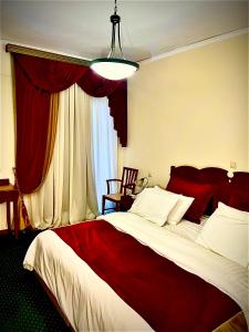 基利尼GLARENTZA的一间卧室配有一张带红色毯子的大床