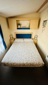 拉尔Cozy Private Static Caravan at Llyons Robin Hood - Silver Birch Way 11的一间小卧室,卧室内配有一张床铺