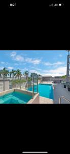 汤斯维尔5 minute walk to the Stadium!! Taylord Holiday Homes and Apartments的棕榈树游泳池的照片