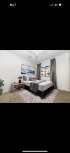 汤斯维尔5 minute walk to the Stadium!! Taylord Holiday Homes and Apartments的一间卧室设有两张床和大窗户