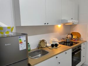 卡塞尔Place to sleep - Kassel: Direkt an der Uni的厨房配有白色橱柜和水槽