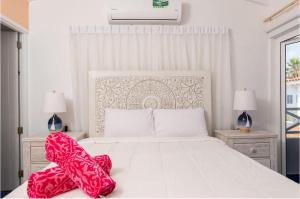 WestpuntMarazul D1的卧室配有白色的床和红色毯子