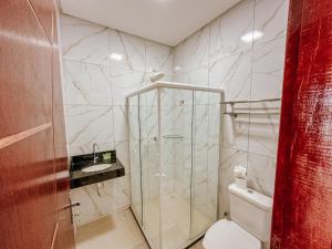 马拉戈日Pousada Villa的带淋浴、卫生间和盥洗盆的浴室