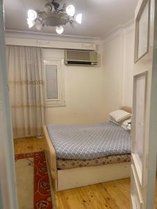 亚历山大Lovely apartment 2的一间小卧室,配有床和窗户