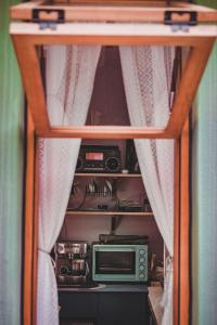 怀柔长城脚下relax家民宿的带微波炉的橱柜和收音机