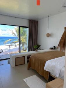 San IsidroTrogon's Perch的一间卧室配有一张床,享有海景
