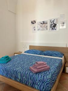 GuagnanoPunto Felice的一间卧室配有带毛巾的床