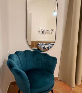 GuagnanoPunto Felice的镜子前的绿色椅子