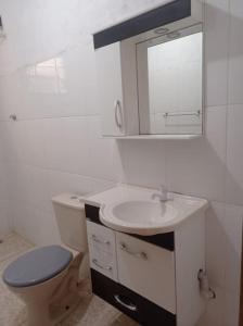 马卡埃Residencial Barbosa - Apto 302的一间带卫生间、水槽和镜子的浴室