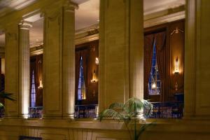 芝加哥芝加哥希尔顿酒店的一座大型建筑,设有柱子和彩色玻璃窗