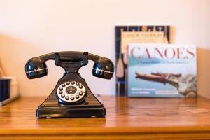 贾斯珀阿斯托利亚酒店的旧式电话坐在桌子上