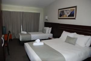 奥克兰VR度假酒店的酒店客房设有两张床和窗户。