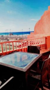 马特鲁港Porto Matroh For Family的海滩景阳台的热水浴池