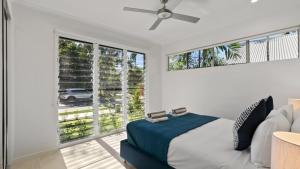棕榈湾Coastal Vibes - Palm Cove的一间卧室设有一张床和一个大窗户