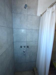 圣卡洛斯La casa Roja的浴室内配有白色淋浴帘。