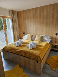道尼库宾Apartmán Hillside Y24的一间卧室配有一张大床和毛巾