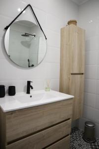 辛特拉Ana's Guesthouse的一间带水槽和镜子的浴室