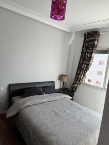 卡萨布兰卡Yanis guest house的一间卧室设有一张床和一个窗口