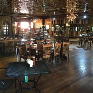 Tropical Magnolia的餐厅铺有木地板,配有桌椅