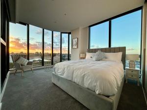格伦韦弗利Skygarden Luxury Condo的一间卧室设有一张大床和大窗户