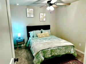 拉伯克3bed/2bath cozy spacious place的一间卧室配有一张床和吊扇