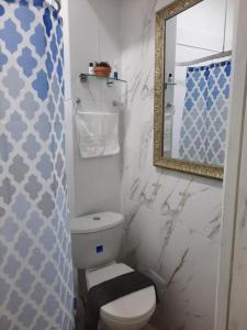 卡塔赫纳GS 996的一间带卫生间和镜子的浴室