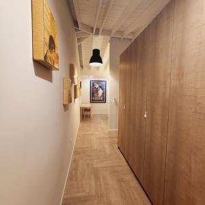 Opa-lockaPrivate Home Studio Central Located in Miami 2的走廊铺有木地板,走廊的墙壁上装饰有绘画作品