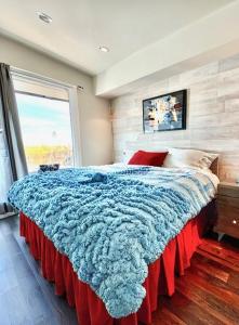 洛杉矶Marina View Suites的一间卧室配有一张带蓝色和红色毯子的床
