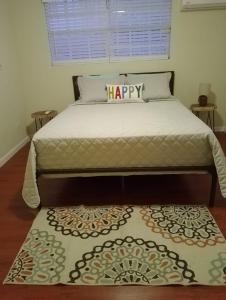 拿骚The Sweet Oasis 2 bedroom Apartment的床上有一个幸福的枕头