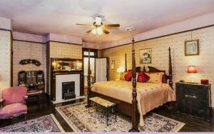 ToccoaSimmons-Bond Inn Bed & Breakfast的一间卧室配有一张床和一个壁炉
