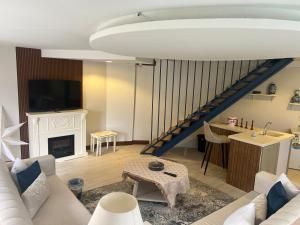 巴哈Al-Reem TwonHouse的带沙发和壁炉的客厅